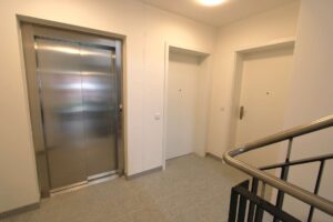 Treppenhaus_Aufzug