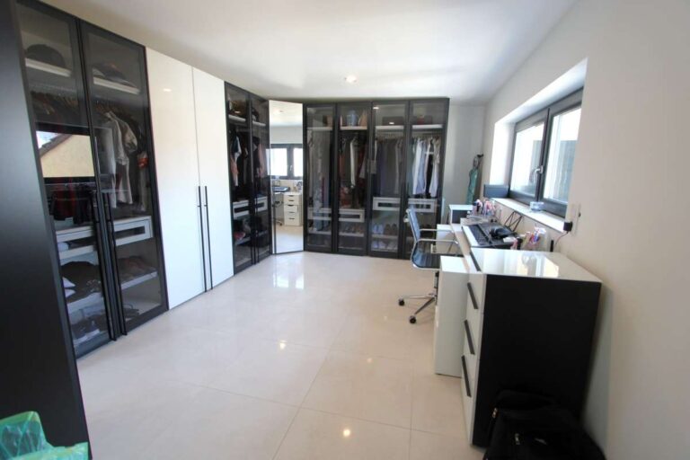 Home OG_Ankleidezimmer_Homeoffice